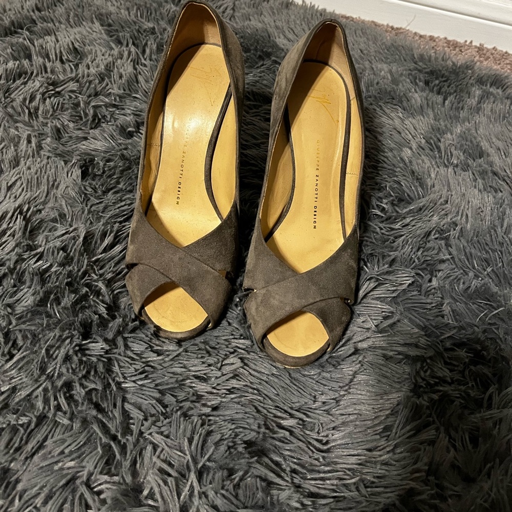 Gray Zanotti Peep Toe Sandals in Suede ☑️